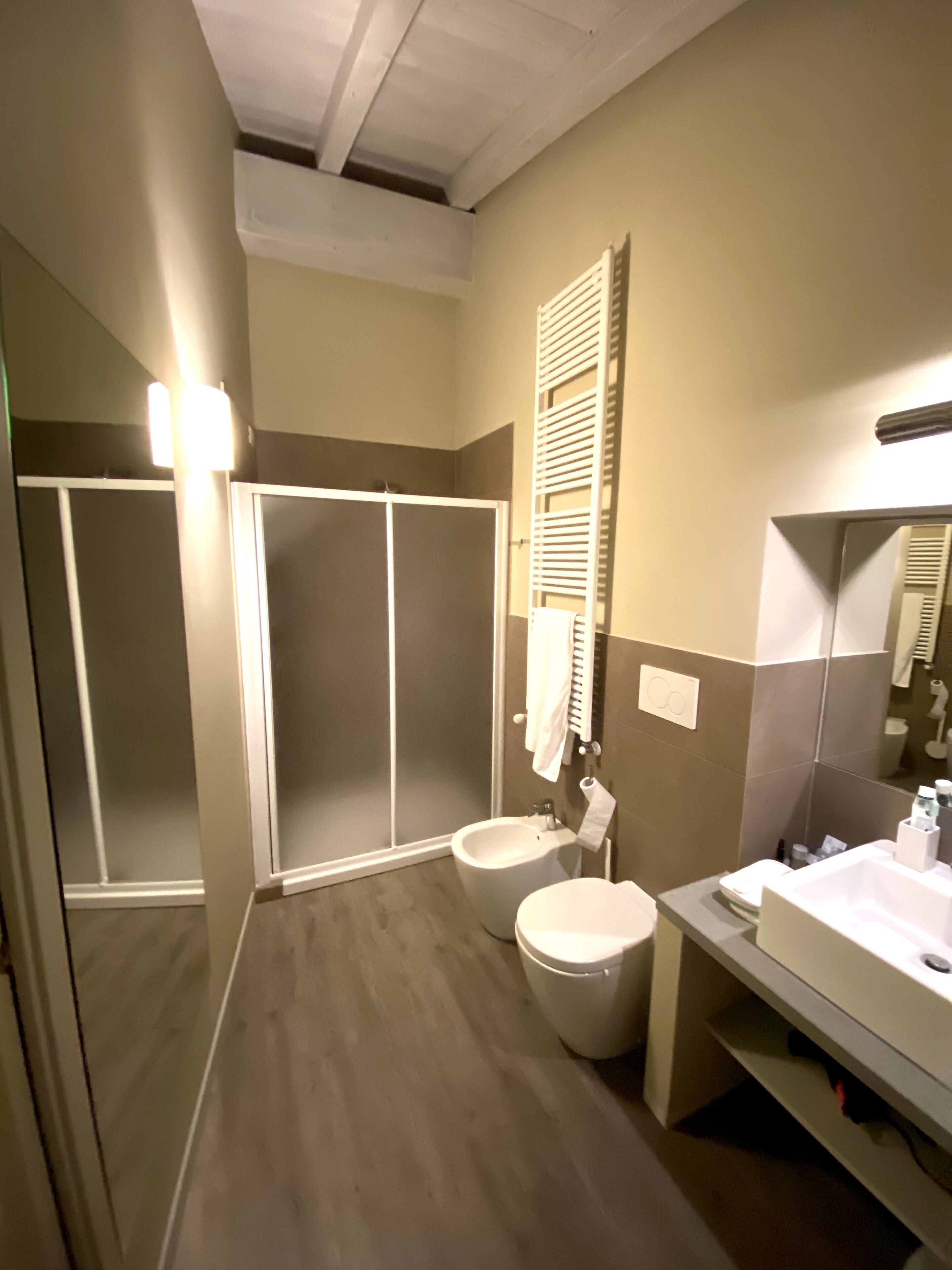 Deluxe Double Room | Bathroom | Free toiletries, hair dryer, towels