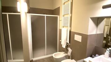 Deluxe Double Room | Bathroom | Free toiletries, hair dryer, towels
