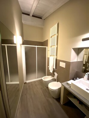 Deluxe Double Room | Bathroom | Free toiletries, hair dryer, towels - La Locanda di Calvignano (Calvignano)