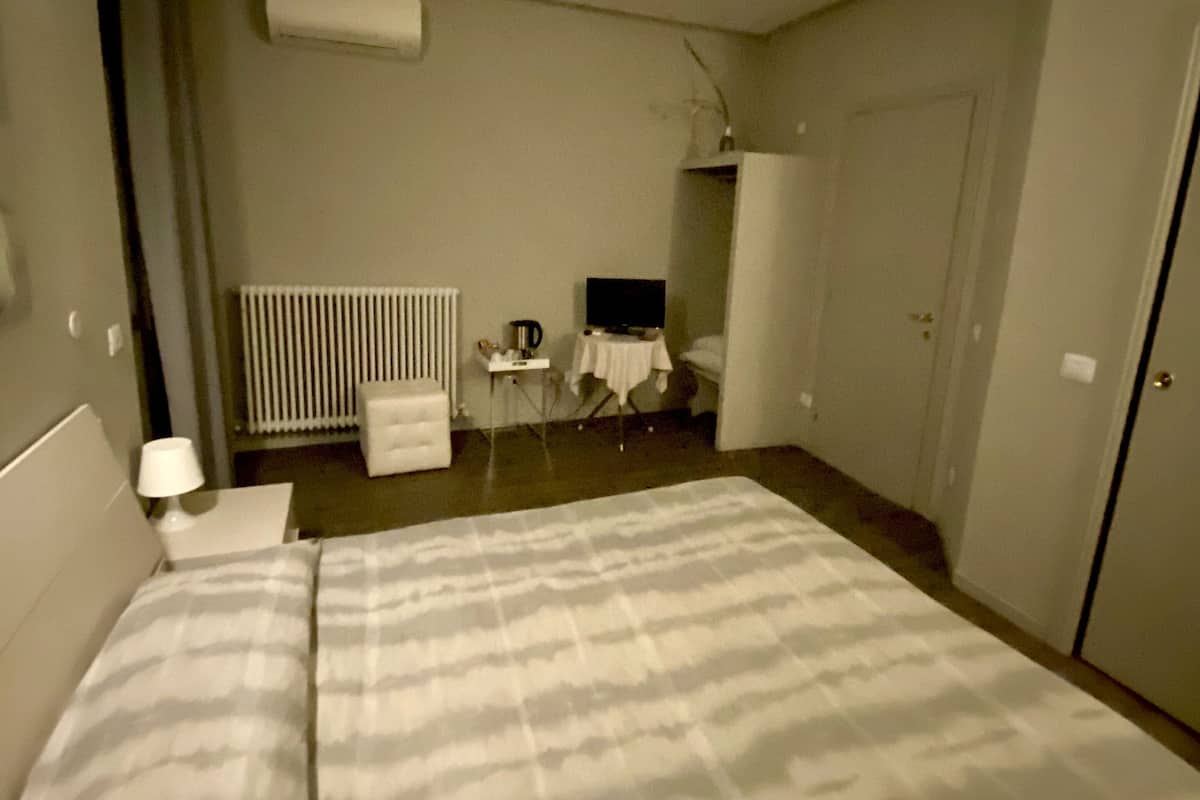 Habitación doble estándar | Decoración personalizada, muebles diferentes y cortinas blackout