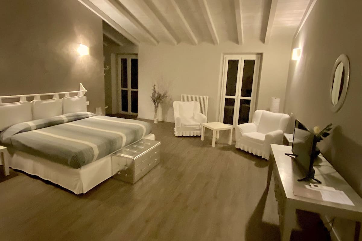 Suite | Decoración personalizada, muebles diferentes y cortinas blackout