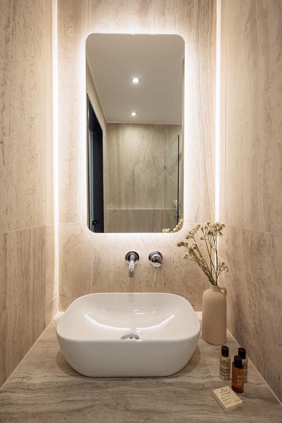 deluxe double or twin room | bathroom | shower, hydromassage showerhead, hair dryer, slippers