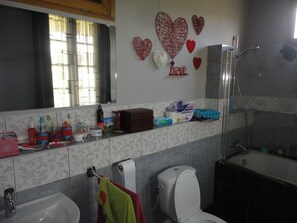 Comfort Double or Twin Room | Bathroom | Free toiletries, hair dryer, towels - Meva Guesthouse (Antananarivo)