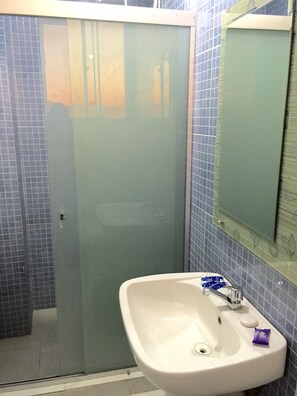 Einzelzimmer, eigenes Bad | Badezimmer | Kostenlose Toilettenartikel, Handtücher