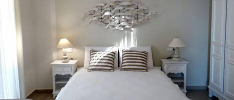 Suíte, 1 quarto | Cofres nos quartos, escrivaninha, ferros/tábuas de passar roupa