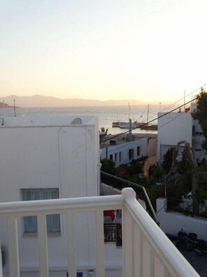 A coastal view with buildings and a clear sky. - Naxos Oceamo (Naxos)