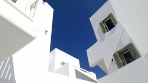 Une vue sur des bâtiments blancs, avec un ciel bleu.