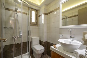 Shower, hair dryer, towels - Ormos Holiday Studios (Naxos)