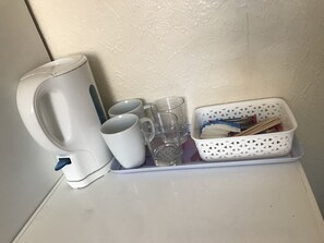 Chambre Double, accessible aux personnes à mobilité réduite, salle de bains attenante | Repas et boissons