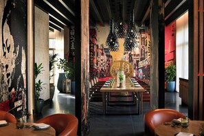 4 restaurantes; se sirven desayunos y cenas