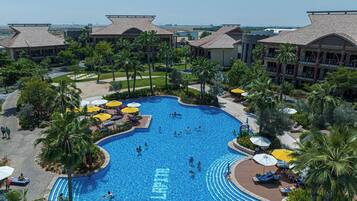 3 outdoor pools, open 8:00 AM to 7:00 PM, pool umbrellas, pool loungers