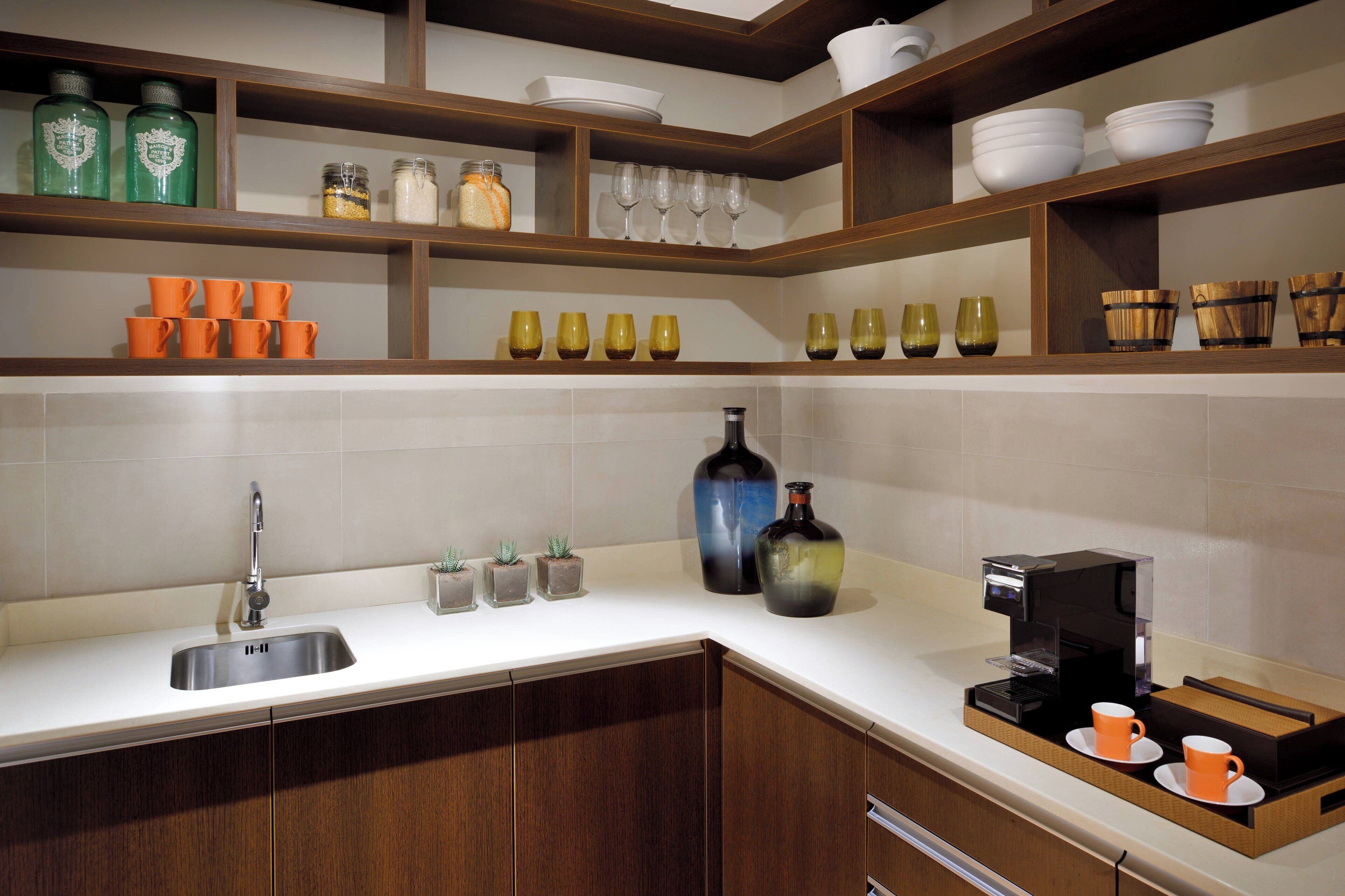 fridge, coffee/tea maker