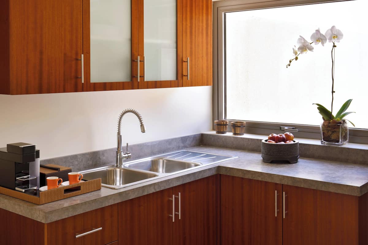 fridge, coffee/tea maker