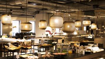 TĂ€gliches inbegriffenes FrĂŒhstĂŒcksbuffet