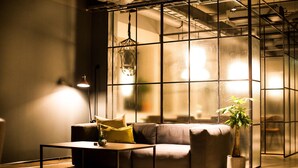 Una sala moderna con un sofá, una mesa de centro y una planta en maceta.