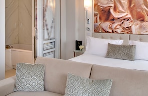 Suíte júnior | Roupas de cama premium, camas com colchões pillow-top, frigobar