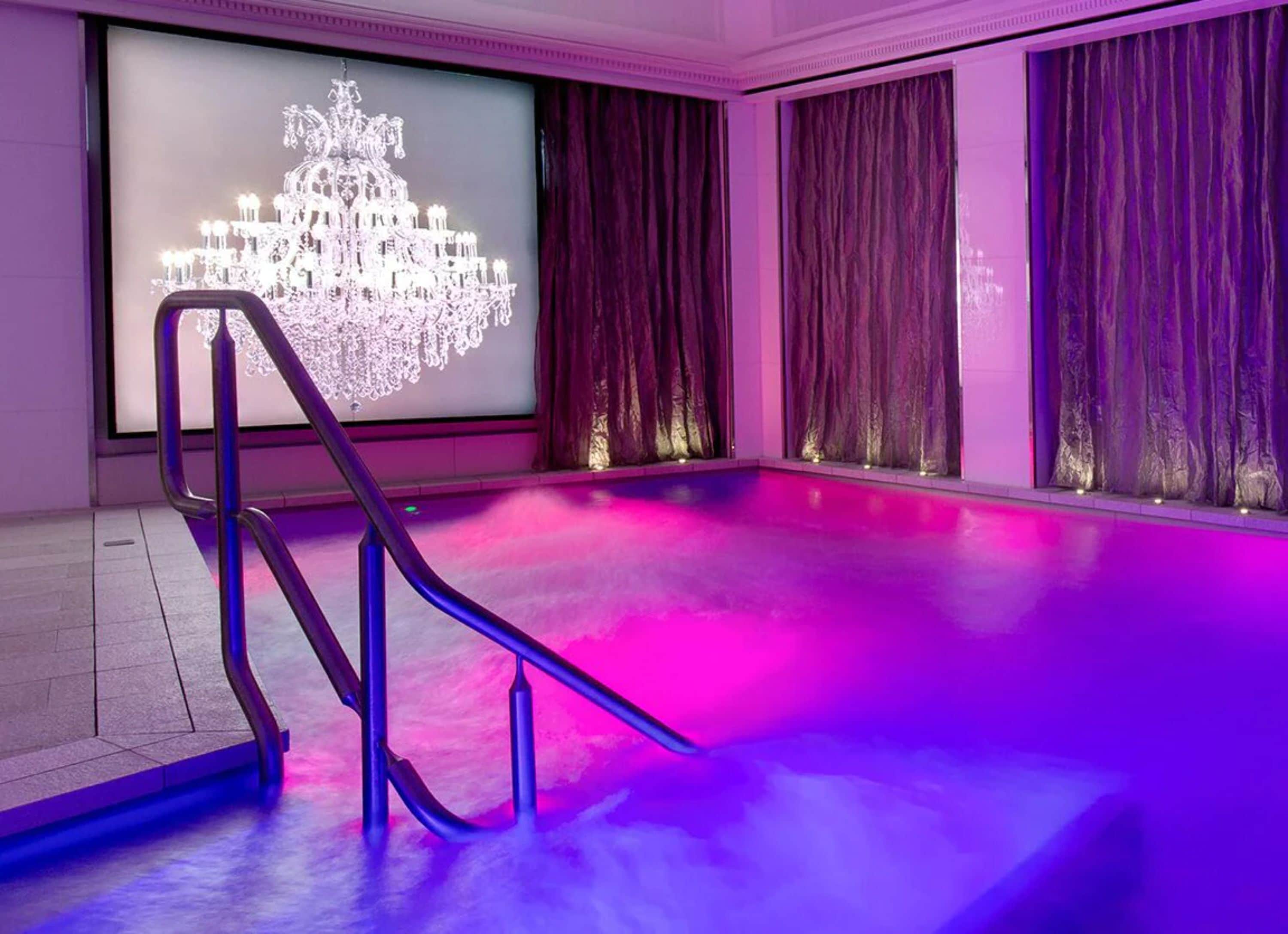 Una piscina techada, sillones reclinables de piscina