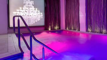 Piscine couverte, accÚs possible de 07 h 00 à 22 h 00, chaises longues