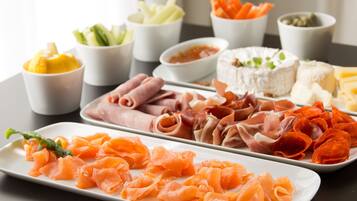 Daily continental breakfast (EUR 32 per person)