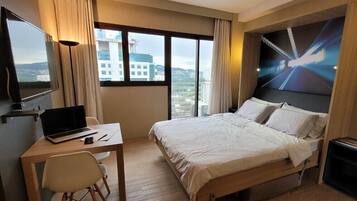 Apto Estudio Varanda Cama Queen Dobravel | Minibar, in-room safe, individually decorated, desk