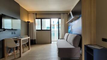 Apto Estudio Varanda Cama Queen Dobravel | Minibar, in-room safe, individually decorated, desk