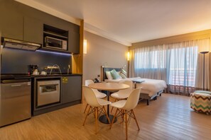 Minibar, in-room safe, individually decorated, desk - Alphavile Stay Residences (Barueri)