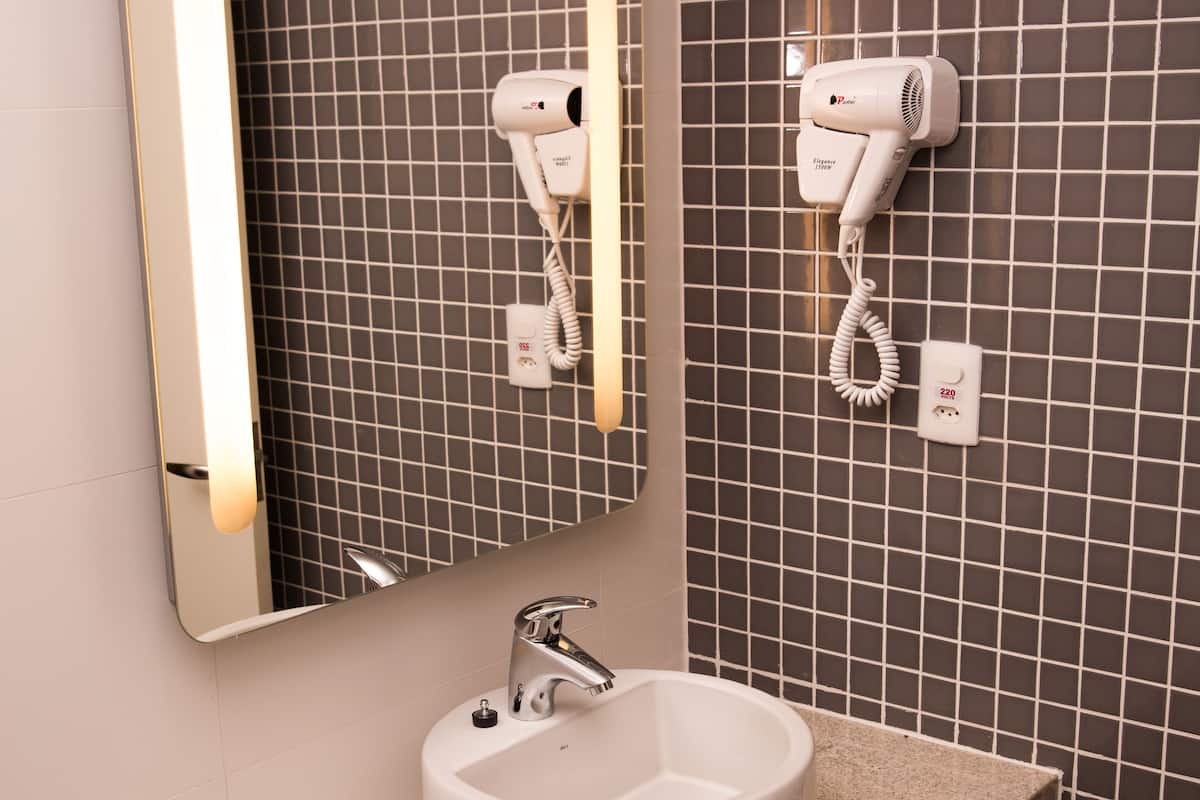 standard apartment, 1 double bed | bathroom | shower, eco-friendly toiletries, hair dryer, towels