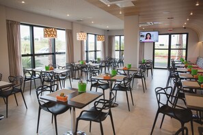 Breakfast, lunch, dinner served; local and international cuisine