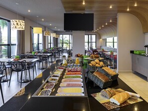 Der serveres morgenmad, frokost og lokale og internationale retter