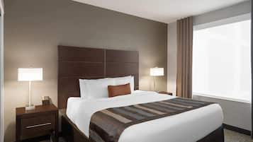 Suite, 1 chambre, non-fumeurs (1 King Bed) | Coffres-forts dans les chambres, bureau, fer et planche à repasser