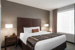 Phòng Suite, 1 phòng ngủ, không hút thuốc (1 King Bed) | Két bảo mật tại phòng, bàn, bàn ủi/dụng cụ ủi quần áo 