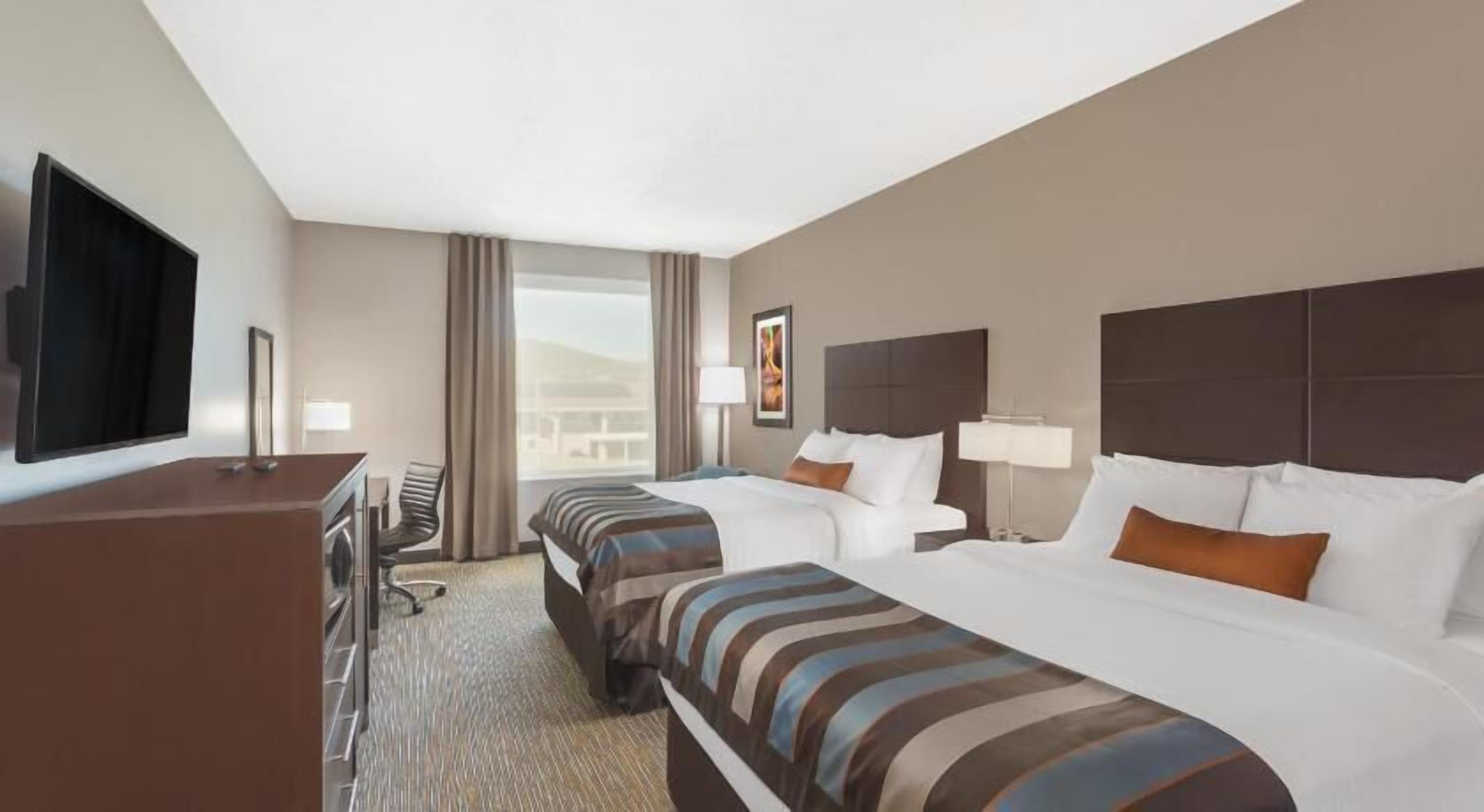 Una cassaforte in camera, una scrivania, ferro/asse da stiro