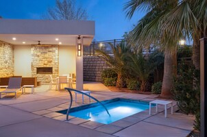 Una piscina al aire libre de temporada, sillones reclinables de piscina