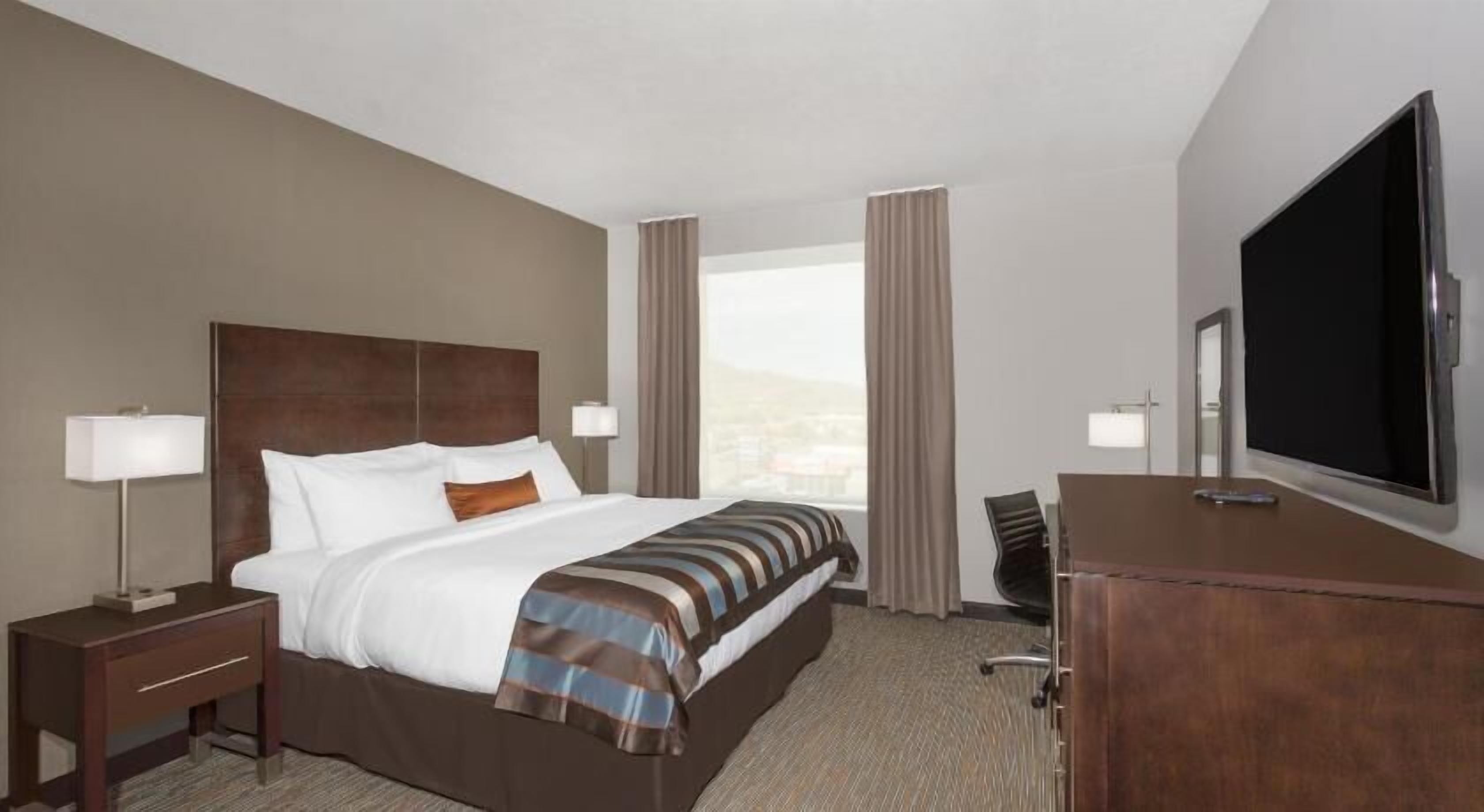 Una cassaforte in camera, una scrivania, ferro/asse da stiro