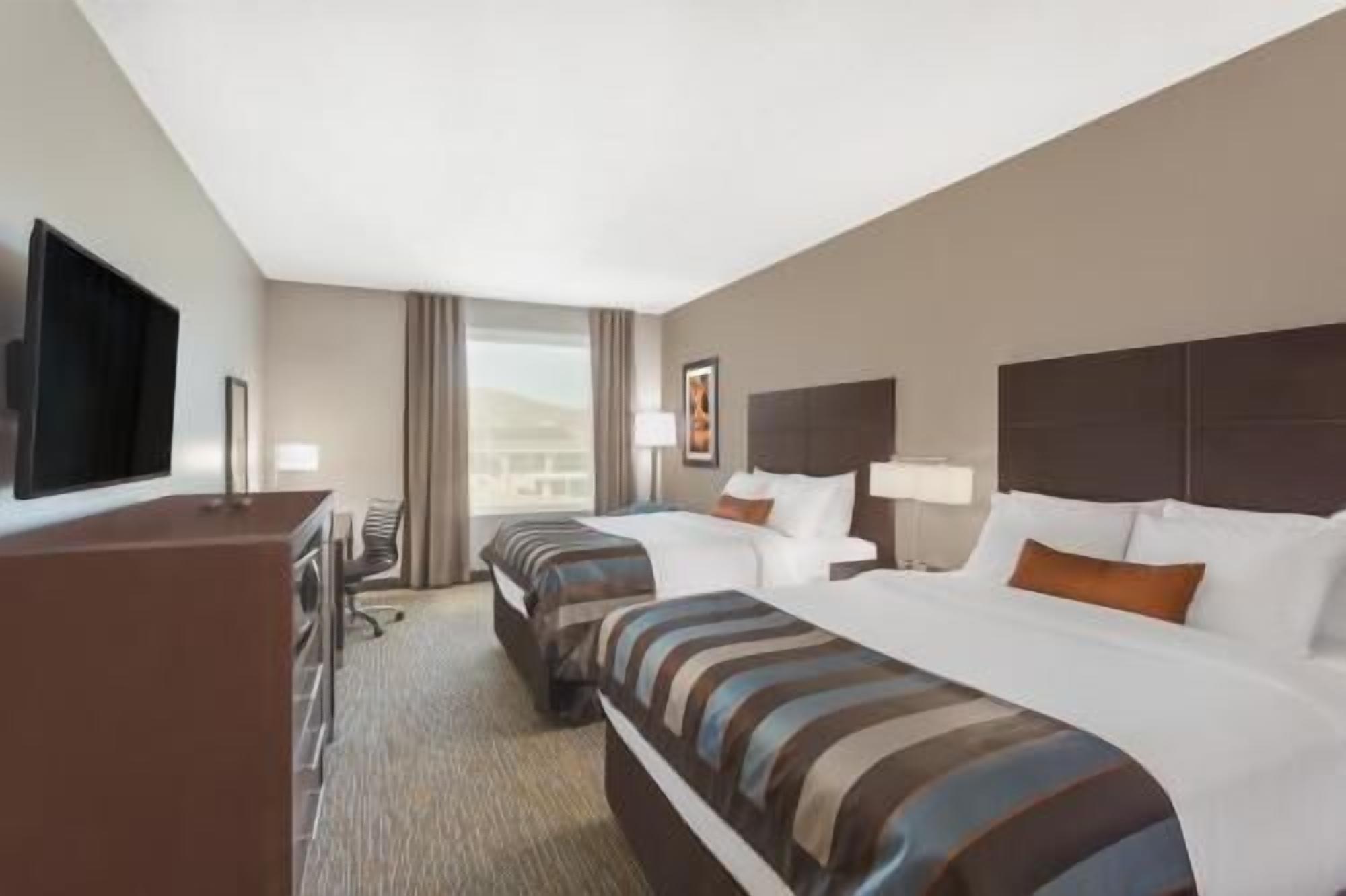 Una cassaforte in camera, una scrivania, ferro/asse da stiro