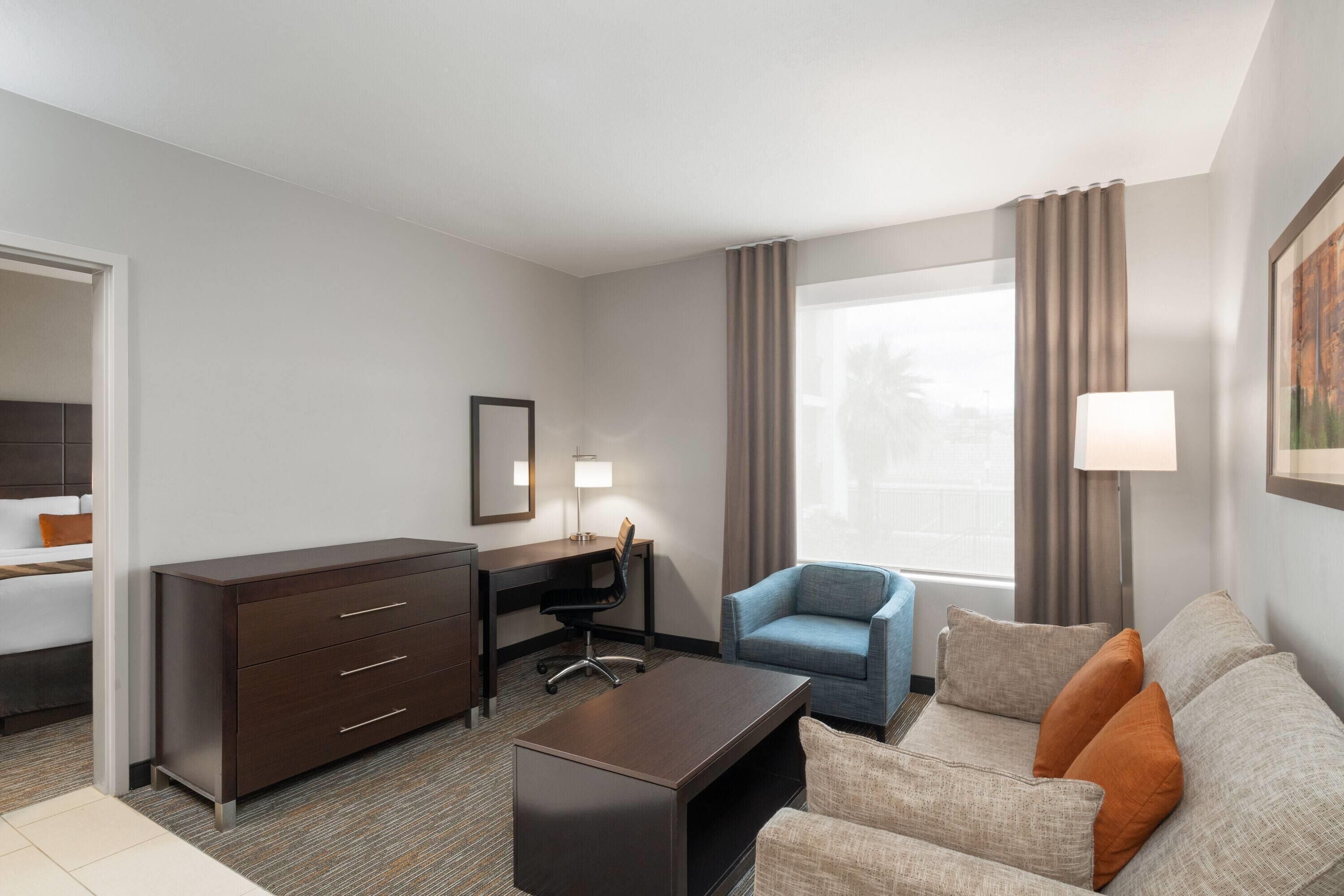 Suite – executive, 1 kingsize-seng, tilgjengelighetstilpasset, ikke-røyk | Safe på rommet, skrivebord, strykejern/-brett og barnesenger (inkludert)