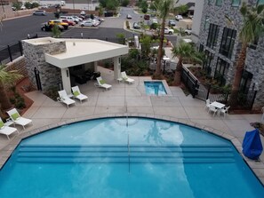 Sesongbasert utendørsbasseng og solsenger