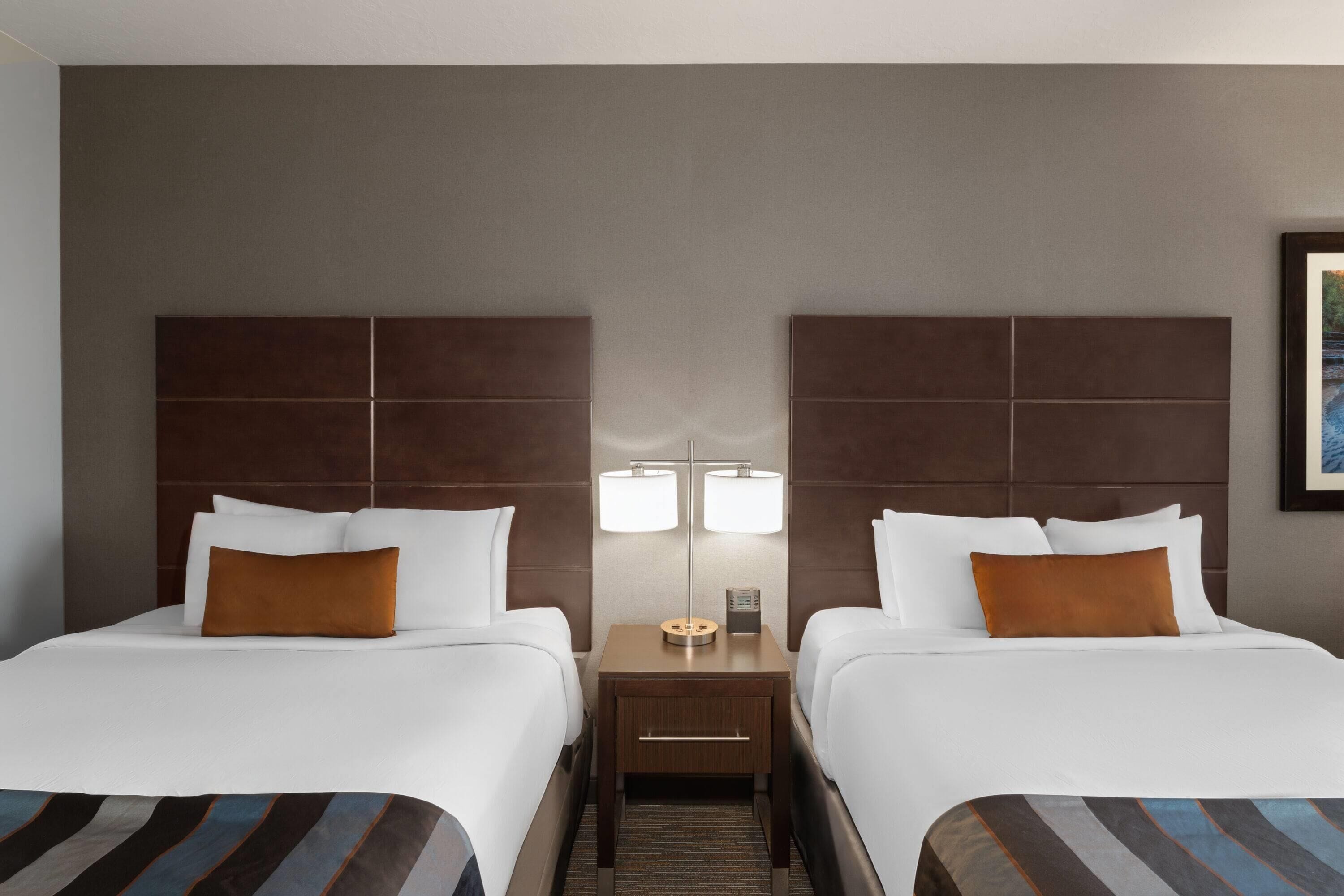 Rom – superior, 2 queensize-senger, ikke-røyk | Safe på rommet, skrivebord, strykejern/-brett og barnesenger (inkludert)