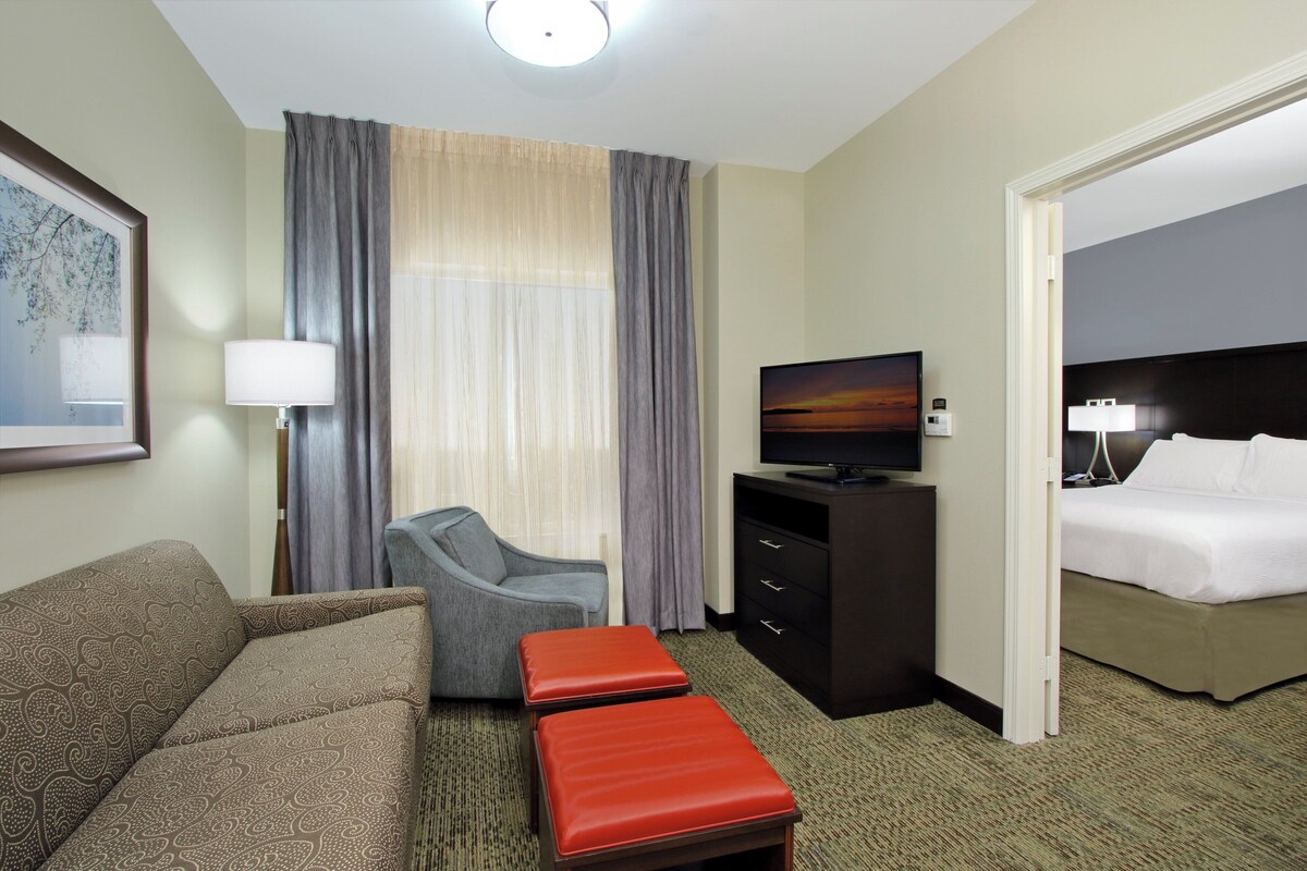 Hypo-allergenic bedding available, in-room safe, desk, laptop workspace