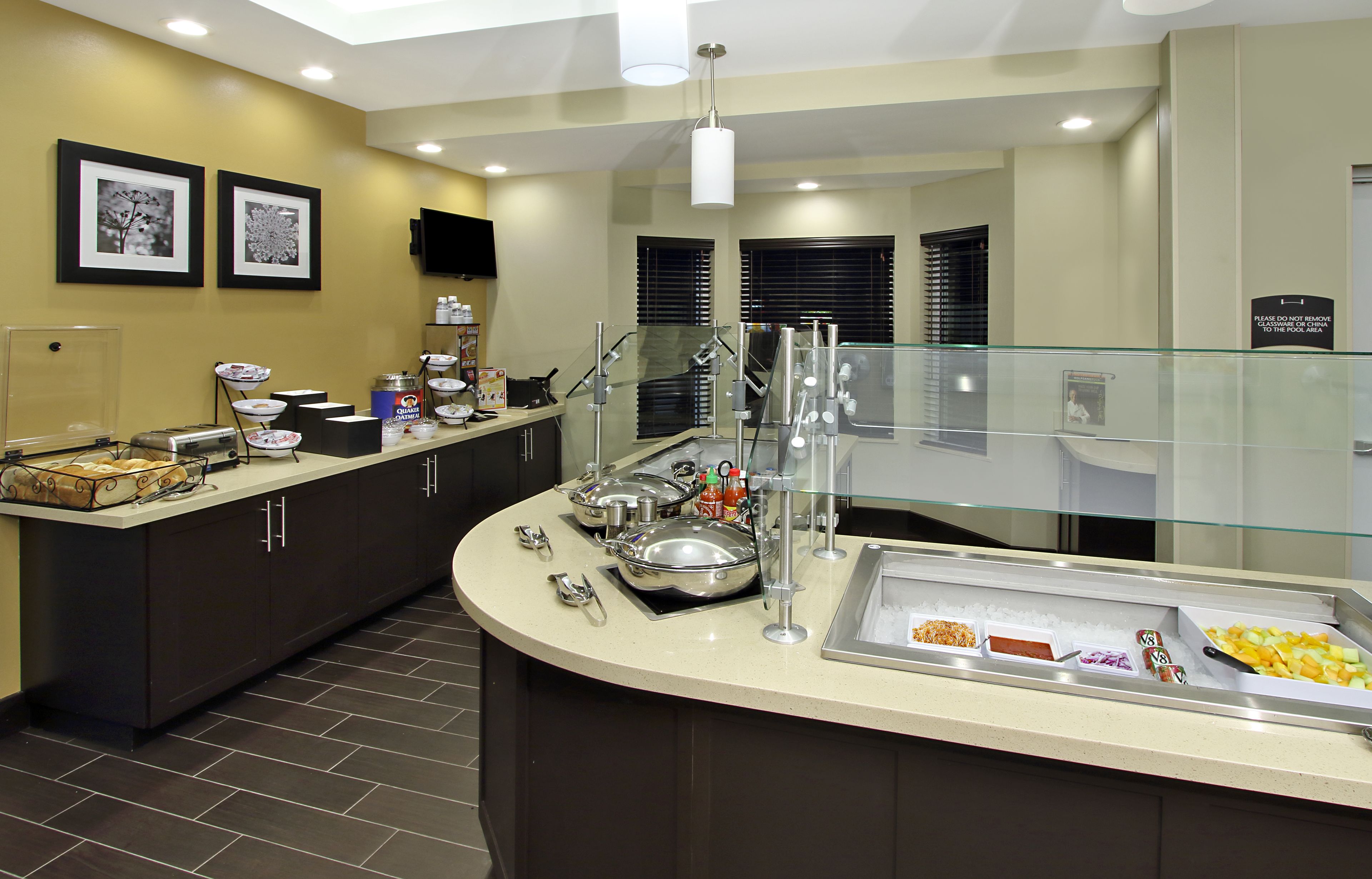 بوفيه فطور مجانًا يوميًا