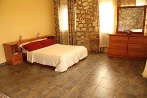 Pur Bien Etre  | 1 dormitorio, escritorio, tabla de planchar con plancha