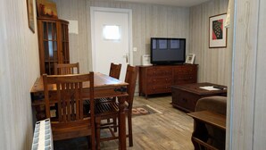 Family Suite | Down duvets, blackout curtains, rollaway beds, free WiFi