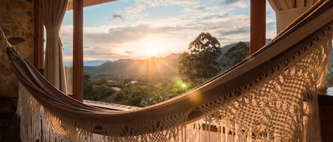 Suite junior, 1 habitación, hidromasaje, vista a la montaña | Ropa de cama de alta calidad, camas Select Comfort y minibar