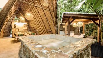 Salas de tratamiento para parejas, sauna y tina de hidromasaje