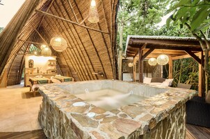 Salas de tratamiento para parejas, un sauna, una bañera de hidromasaje