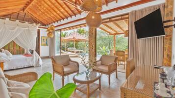 Villa Master Suite | Ylelliset vuodevaatteet, Select Comfort -patjalliset sängyt, minibaari