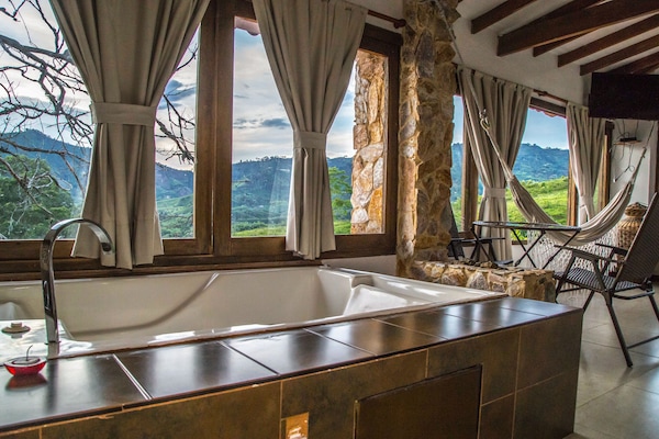 Junior-Suite, 1 Schlafzimmer, Whirlpool, Bergblick | Innen-Whirlpool