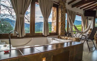 Junior lakosztály, 1 hálószobával, pezsgőfürdő, kilátással a hegyre | Beltéri pezsgőfürdő