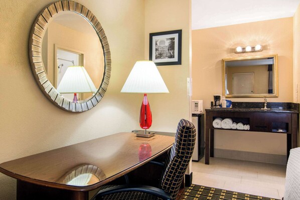 Standard Room, 1 King Bed, Non Smoking | Desk, iron/ironing board, rollaway beds, free WiFi - Quality Inn Toccoa (Toccoa)