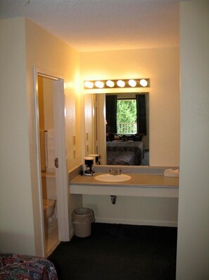 Standard Room, 2 Double Beds, Non Smoking | Bathroom | Combined shower/bathtub, free toiletries, hair dryer, towels - Quality Inn Toccoa (Toccoa)